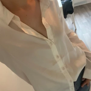 Vit silk skjorta  - Det är en vit silk skjorta från Vero Moda  