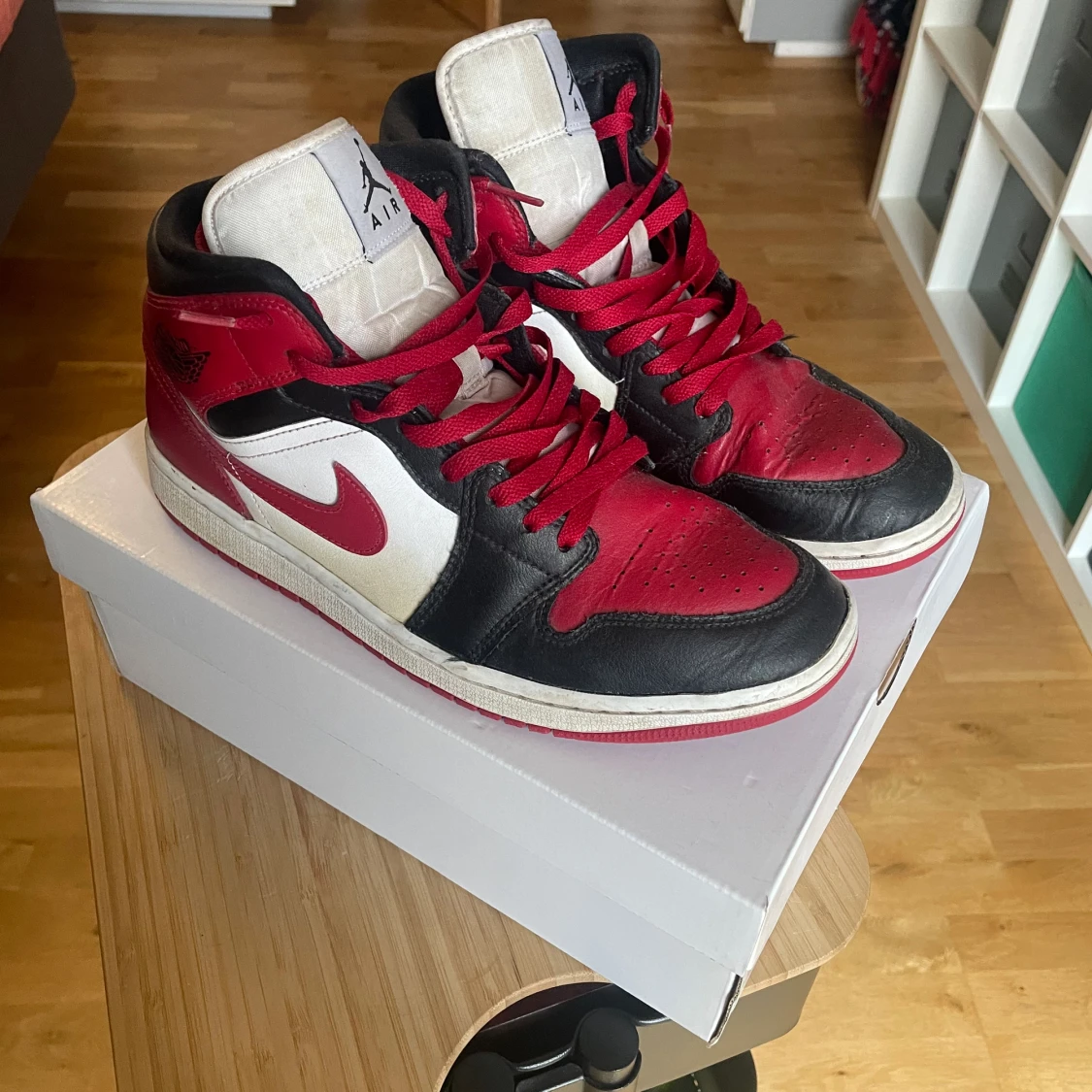 Röda Jordan 1 mid