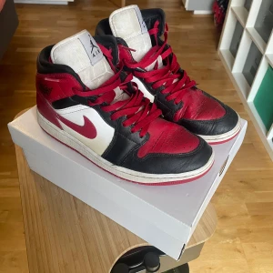 Röda Jordan 1 mid - Riktiga Jordans storlek 42. Skicket är ungefär 8/10. Jag säljer dem för dem passar inte mig längre. Skriv för andra frågor. Går att pruta vid snabbt köp. 