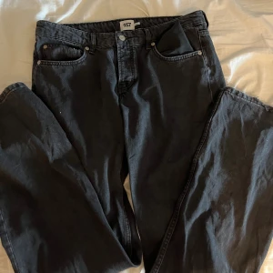 Icon Jeans från Lager 157  - Svarta jeans från lager157 modell Icon. Strl L. Byxbenen är lite slitna längst ner då de har gått emot marken när jag använt de. 50kr och köparen står för frakt💕