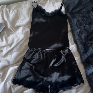 Pyjamas sett  - Jätte fint pjamas sett i storlek S, Andvänt fåtal gånger. Skriv om ni har funderingar.❤️