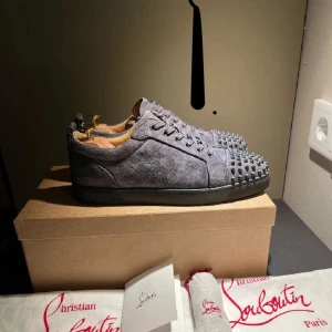 Skor - Säljer dessa Louboutin skor, storlek 40 passar 41, dem är i ett väldigt bra skick 8/10 allt og ingår. Unika skor säljes för 2799kr nypris 7500kr