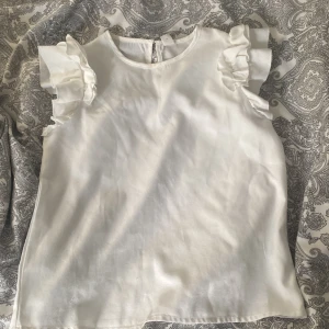Blus  - Säljer denna jättefina blus från shein, använd några gånger! Hör av er vid frågor!💘