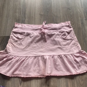 Kjol - Jätte bra skick. Det står inte någon storlek på kjolen men den sitter som en M-L❤️ stretchigt material. 