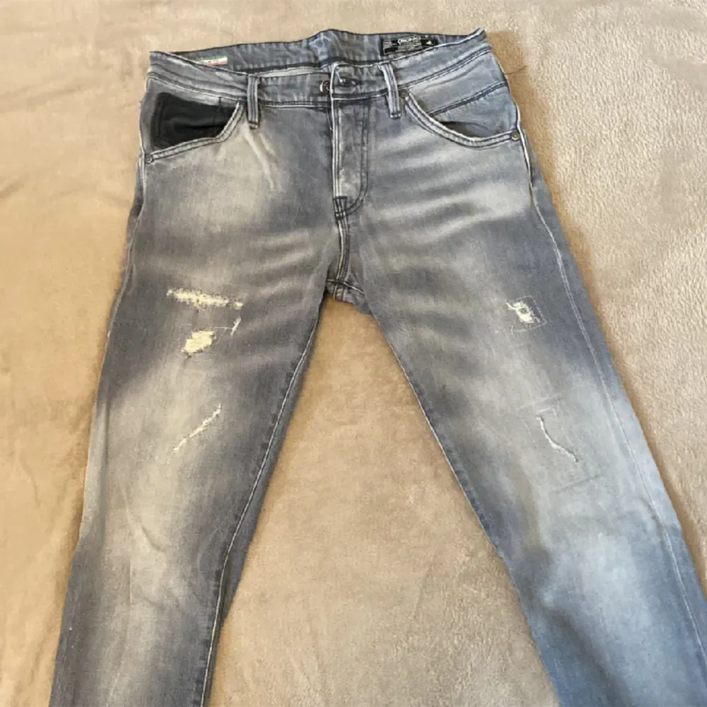 Snygga ripped jack and Jones jeans | Storleken är 30/34 sitter mindre | Modellen är slim fit/ GLENN | Skicket är ca 8/10 | Hör av er vid frågor!. Jeans & Byxor.