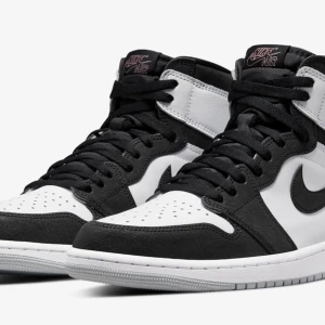 Jordan 1  - Säljer nu mina Jordan 1 grey fog/ stage haze, de kommer inte till användning och är i bra skick, om intresserad skicka ett meddelande till mig så kan vi diskutera pris och så får man bilder på skorna.