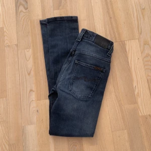 Nudie jeans  - Tja säljer dessa svin feta nudie jeans i storlek 27/32 i en snygg passform för ett riktigt bra pris. Jeansen är helt oanvända okej är i nyskick. Jeansen har en tvär fet wash Hör jätte gärna av er vid funderingar 