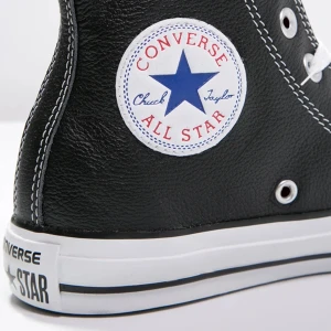 CONVERSE SKOR - Converse endast använda fåtal gånger. Storlek 39, köpta på Asos för ca 800 kr. 💛