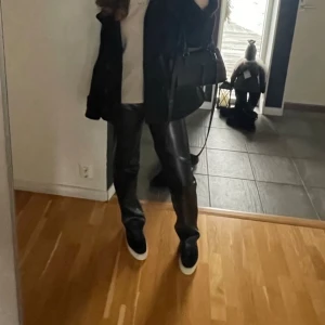 Skinnbyxor  - Säljer dessa skinnbyxor i jättefint skick då jag bara använt fåtal gånger💕💕stl 34!!
