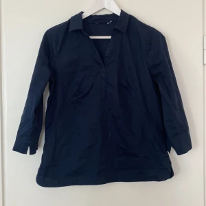 Skjorta - Mörkblå, men skjorta med trekvartsärm