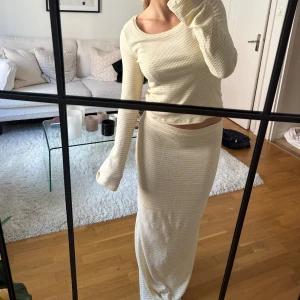 Superfint set  - Superfint randigt det från Nelly med långkjol och tröja. Storlek XS i tröja och S i kjol