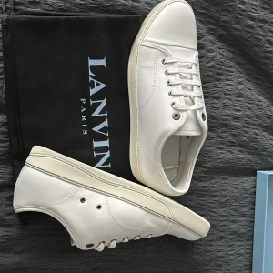 Helt nya lanvins t - Helt nya lanvins Captoe, vita och riktigt stilrena. Storlek 41 men passar även 42  pris kan diskuteras. Kommer med låda pris och dustbag helt oanvända 