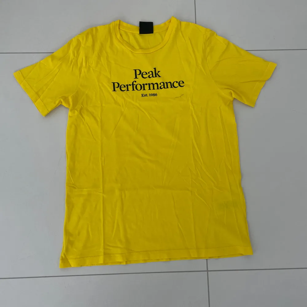 Säljer en väldigt skön peak performance t-shirt som är i väldigt bra skick.. T-shirts.