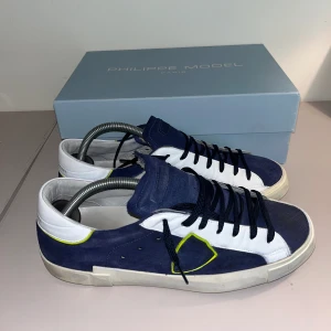 Philippe Model - Tja! Nu säljer vi dessa Riktigt fräscha Phillipe Models. Skick 9/10 Box tillkommer vid köp. Passar strl 43. Hör gärna av er vid frågor eller funderingar och ge gärna prisförslag då pris inte är hugget i sten!🙌