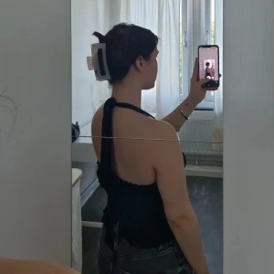 Jättesnygg svart topp från H&M  - Nyskick, endast provad. Har dock sytt dit banden själv