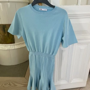 💙SOMMARKLÄNNING💙 - Sommarklänning perfekt nu till midsommar eller bara vardagen ☀️ Endast använd en gång och säljer pga att jag måste rensa i garderoben haha ❤️Skriv för fler bilder eller frågor - kan även mötas upp i Stockholm 💕