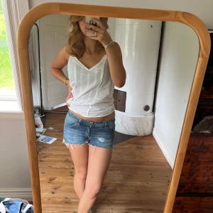 Vintage shorts - Midjemått(rätt över): 37 Längd: 23 Modellen är: 168  Skriv om ni har några frågor💗//Perfectjeans