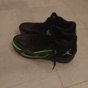 Jason Tatum basketskor  - Ett par riktigt fina baskerskor från Jordan designade av Jason Tatum. Skornas sula är ganska utslitna pga det säljer jag dem så billigt. Sick skulle jag säga är 6/10. Skriv om du har några funderingar eller frågor.pris kan diskuteras vid snabb affär 