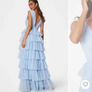 Säljer denna fina klänning från Bubbleroom, använd en kväll väldigt varsamt. Slutsåld på hemsidan. 