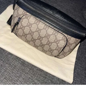 Gucci midjeväska  - Säljer denna Gucci midjeväska tvär fet till sommaren och Dene riktig skön det får plats mycket 🔥☀️(priset kan sänkas) den går för 10000-24000kr ute o den finns inte ute längre 