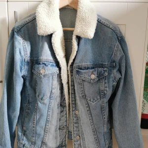 Oversize jeans jacka - Storlek XS-S men sitter lite oversize. Jättefin jeans jacka. 