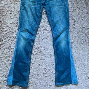 Superfina utsydda jeans, storlek 36🌸 Midjemått- 38 Innebensmåttet-78