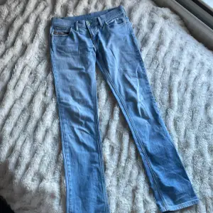 Säljer mina fina Diesel jeans. De är ljusblåa, lågmidjade och straight. Bakfickorna har en väldigt fin design. Säljer nu direkt för 200kr