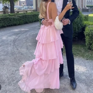 Felicia Wedin x vero moda klänning - Superfin klänning från Vero moda. Använd 1 gång❤️superfint skick! Passar superbra på mig som vanligtvis har S och är runt 165cm lång!🩷