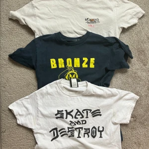 Tishor  - Tja! Säljer ett paket med 4 tishor i använt skick. Stlk s på alla utan polartröjan som är i xs men ändå riktigt stor. Undrar du något eller vill diskutera pris skicka dm