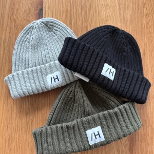3 st mössor / beanies  - Helt nya och oanvända mössor / beanies. 3 för 500 kr. DM om du endast vill ha 1 mössa.    Rensar ur min garderob från en hel del oanvända kläder🌼 Om du ser något mer i min profil som du gillar så skickar jag med det till dig också!😊 
