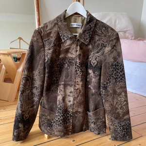 Vintage Gerry Weber kavaj/jacka med zip - En supersnygg jacka/kavaj i sammetsmaterial. På mig som är en 36-38 sitter den något oversized. Den har små axelvaddar och sitter otroligt fint på