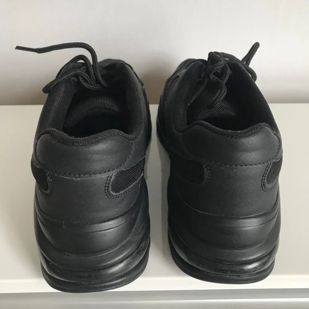 Nästintill nya helt svarta skor i storlek 39. Skicket är 9 av 10 inga defekter eller större tecken på användning. Skorna är som nya, har ej boxen kvar.  . Skor.
