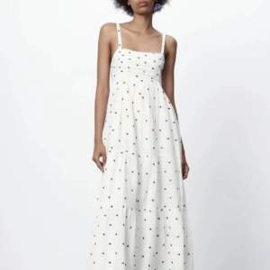 Superfin somrig klänning från zara🦋 använd en gång, inga defekter! Nypris 550.🩵