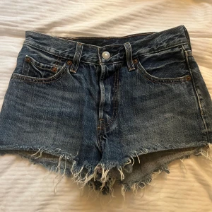 Jeansshorts  - Jättesnygga lågmidjade jeansshorts från Levis i st W24, säljer då dem är lite små för mig. 