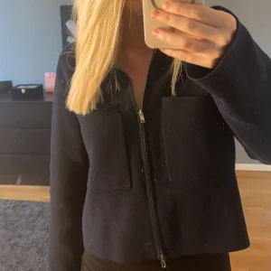 Åhléns kofta  - Kofta från Åhléns som inte har nån märkning på användning då den knappt är använd 3 gånger, köpt för ungefär 600🥰