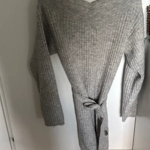 Klänning - Jättefin klänning från bubbleroom. Säljs då den ej kommer till användning. Jätte bra skick! 
