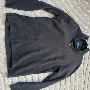 Ralph lauren half zip - Den är i bra skick det enda är att den har en fläck vid kragen men annars är dne jättefin.