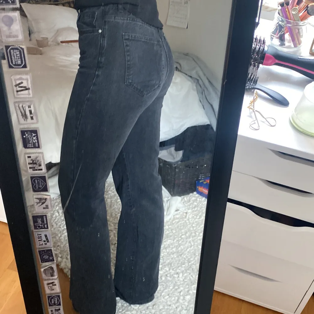 Fina jeans från Bikbok/dr.Denim, högmidjade och straight i modellen men sitter lite mer som flare. Jättefint skick, men får tyvärr inte användning av dom. Bra längd för mig som är 171cm💗. Jeans & Byxor.