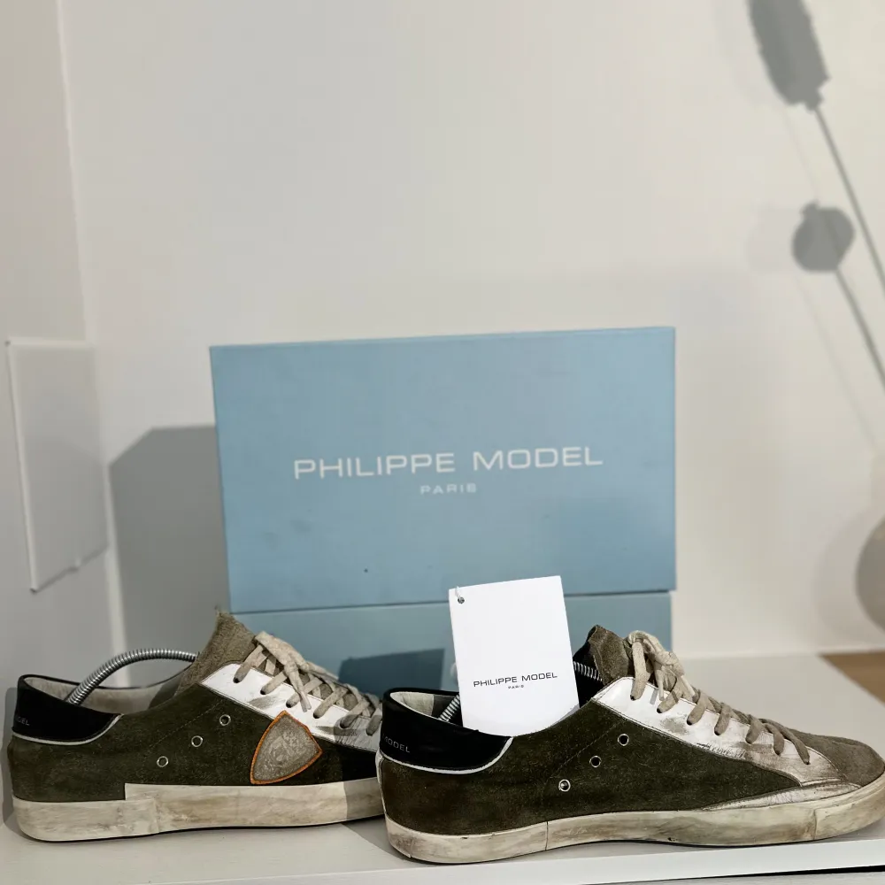 Säljer nu dessa unika Philippe Model skor som inte säljs längre. Retail 4199kr. Obs modellen ska vara lite sliten. De är i bra skick (använda). Box och kort ingår. Bara att höra av er vid frågor. Mvh Liam!. Skor.