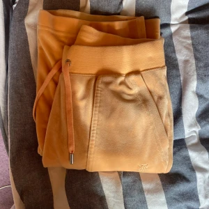 Juicy couture byxor  - Fina men kommer inte till användning, har lite fläckar vilket framkommer i bilder. Borde gå att få bort. Annars bra skick 