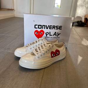 Säljer nu dessa Converse CDG skor i perfekt skick! Hör av er vid funderingar.