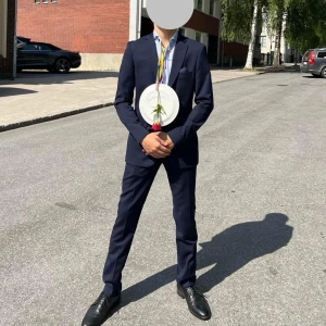 Dressman kostym herr - Kavaj: Stl 46, long, slim, fit, marinblå. Skjorta: Stl S, slim fit, premium cotton, ljusblå.  Byxor: Stl 30/32 slim fit, marinblå.  Perfekt för balen i 9-an till exempel :) Ordinarie pris ca 2.500 ANVÄND 1 gång 