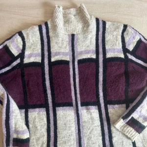 stickad tröja  - Tjockare stickad tröja från kappahl, fint skick 