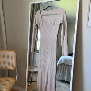 Beige klänning - Snygg klänning i beiget.  Storlek S.  150:-.