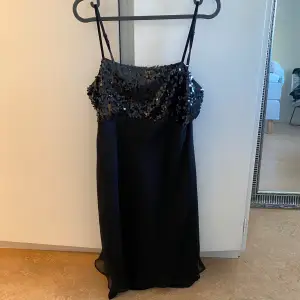 Söt klänning perfekt till fest💕💕står ingen storlek men passar bra på mig som har s, kan även passa liten m!💕