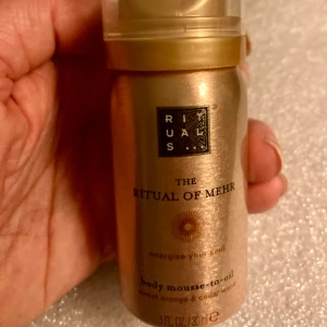*NY*Mehr BodyMousse-to-oil, 30 ml, Fr Rituals  - Ny oanvänd  Cedarwood & Sweet Orange The Ritual of Mehr Body Mousse to Oil, a unique and indulgent skincare product; - Innovative Formula: This innovative product starts as a light and airy mousse that effortlessly glides onto your skin. 