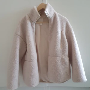 Pilejacka teddyjacka h&m - Pilejacka/teddyjacka från h&m storlek xs. Använd väldigt lite, så skulle säga att den är i nyskick. Nypris 499 kr.