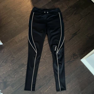 Träningstights - Snygga träningstights. Formar rumpan! Passar både S och M