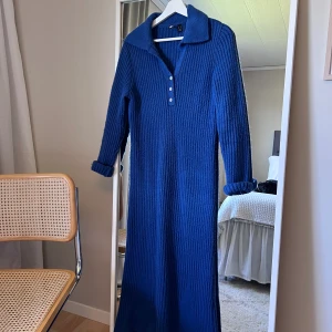 Stickad klänning  - Lång stickad klänning från Pieces.  Storlek S. 200:-. 