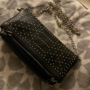 Svart/silver axelväska  - Använder den inte längre så hoppas nån annan kan få användning av den!  Använd men inga defekter på varken väskan eller kedjan💘